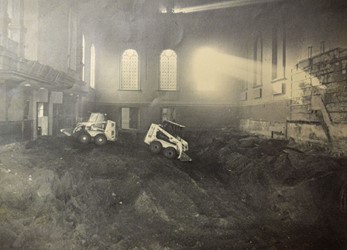 <p>In de periode 1992-1994 vond een ingrijpende restauratie van het kerkgebouw plaats. Ter voorbereiding van het funderingsherstel werd de kerkzaal ontruimd en ontgraven tot een diepte van 3.40 meter. Rechts zijn op de noordmuur de sporen van de afgebroken preekstoel te zien (Meijering en Veldhuizen 1994, 39). </p>
